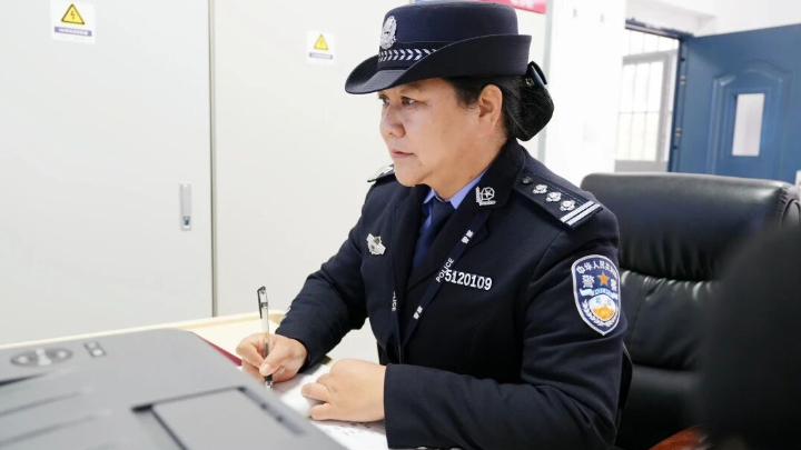 绽放于无声处的警色玫瑰