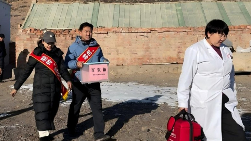 新疆塔城地区和布克赛尔蒙古自治县源河社区：“踏雪服务队”为偏远牧民送温暖