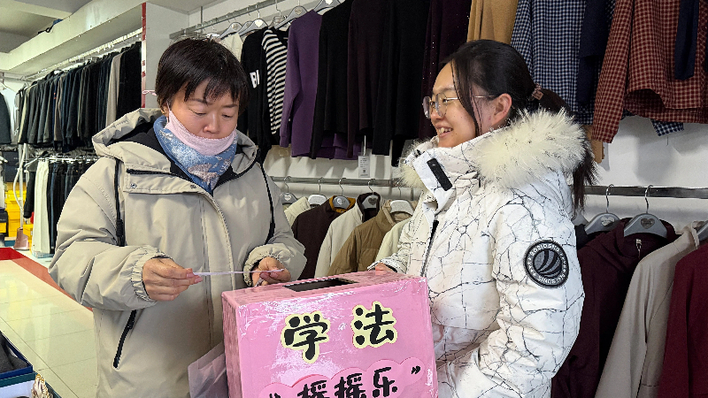 新疆生产建设兵团第七师胡杨河市一二七团移动普法暖商铺