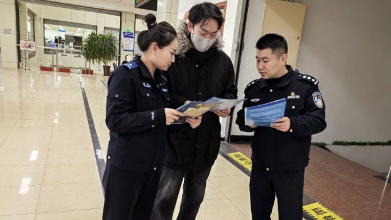 新疆奎屯市公安局出入境管理大队：窗口服务显温度 为民解忧践初心