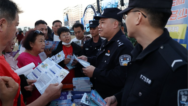 海南儋州海岸警察反走私宣传走进海花岛跨年夜