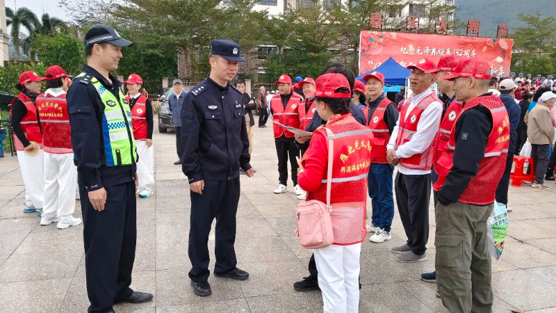 海南白沙公安组织“雁之光”义警队深入“候鸟”聚集社区开展普法宣传