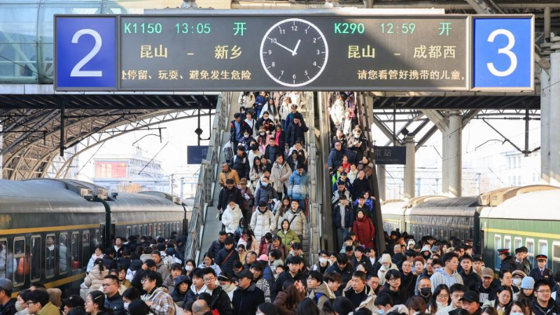 全国铁路迎来元旦假期返程客流高峰