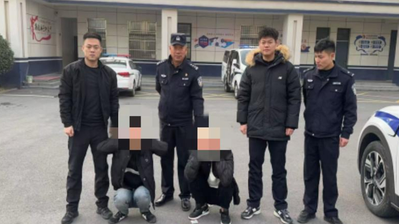 泗县两名拉车门贼疯狂逃窜，民警兵分两路奋力直追将其抓获