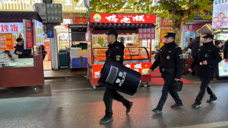 安徽泗县民警寒夜温暖护航跨年