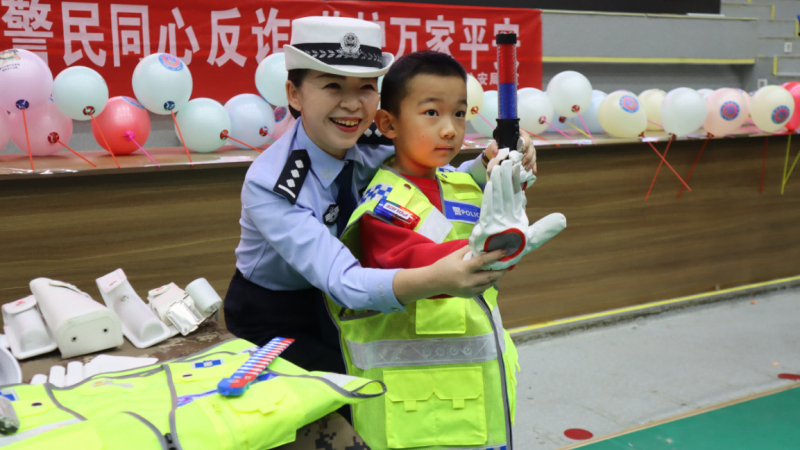 新疆福海县公安局：喜迎第六个中国人民警察节，成功举办警营开放日活动