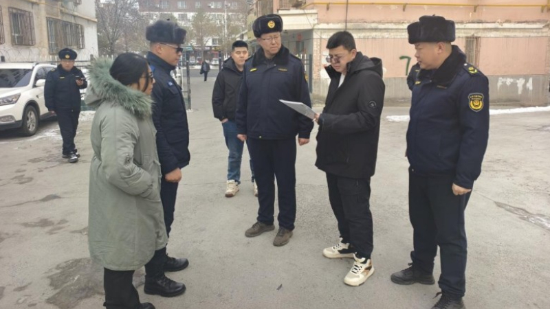 新疆生产建设兵团第七师胡杨河市天北经济技术开发区综治中心：排查高空坠冰隐患 筑牢冬季安全防线