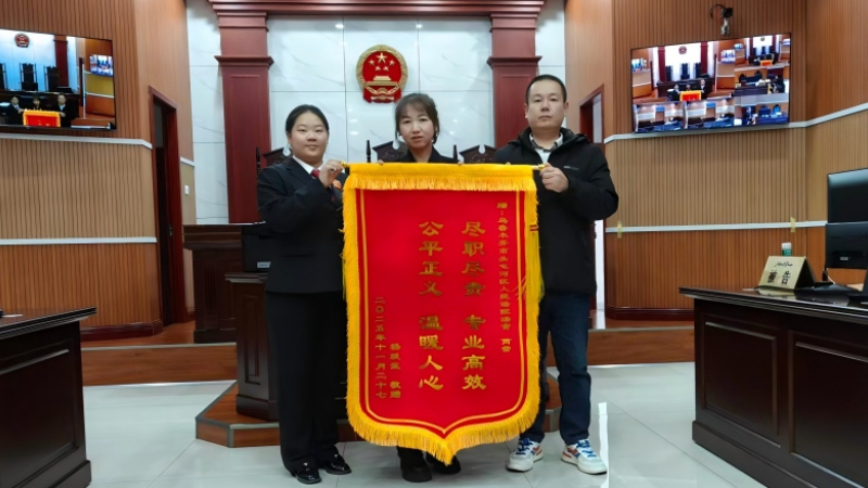 新疆乌鲁木齐市头屯河区人民法院行政庭以专业服务赢得群众点赞