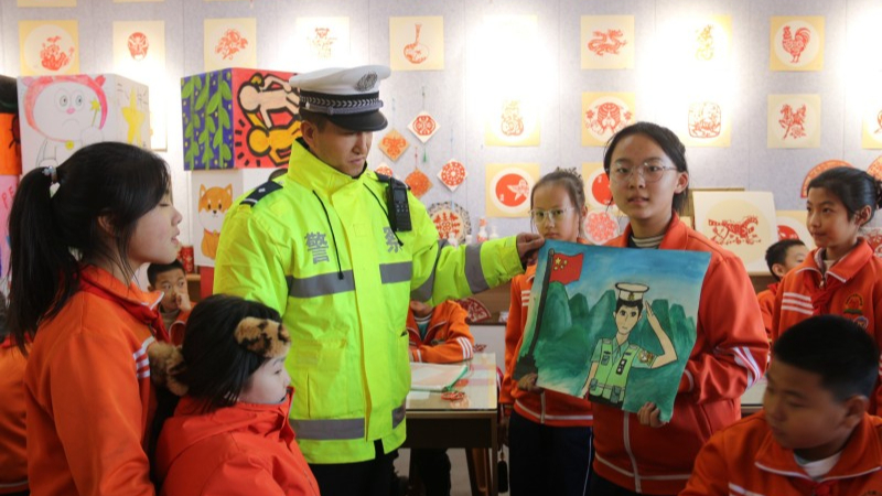新疆伊宁市公安局：第六个中国人民警察节 萌娃送上祝福与礼物