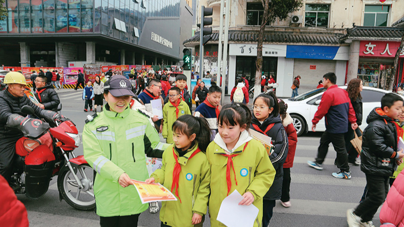 陕西平利县：映日“警花”别样红
