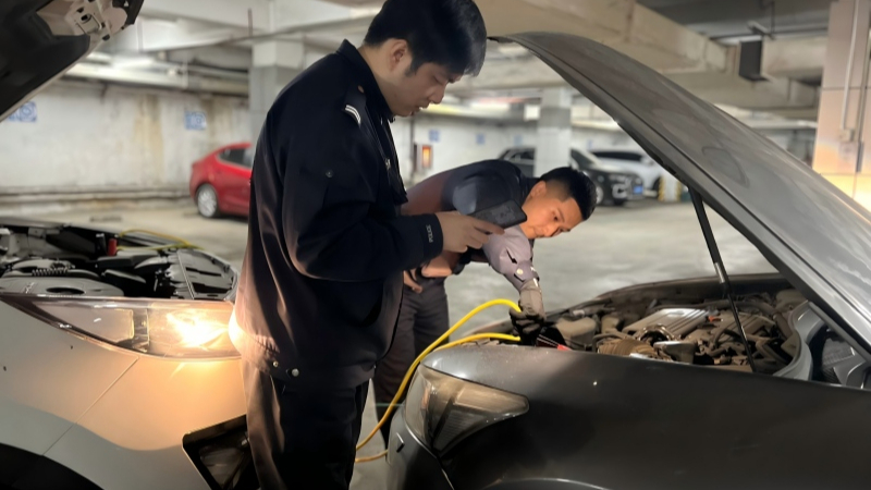 暖心！爱车馈电打不着 新疆乌鲁木齐市公安局高新区（新市区）分局高新街街道派出所民警出手解难题