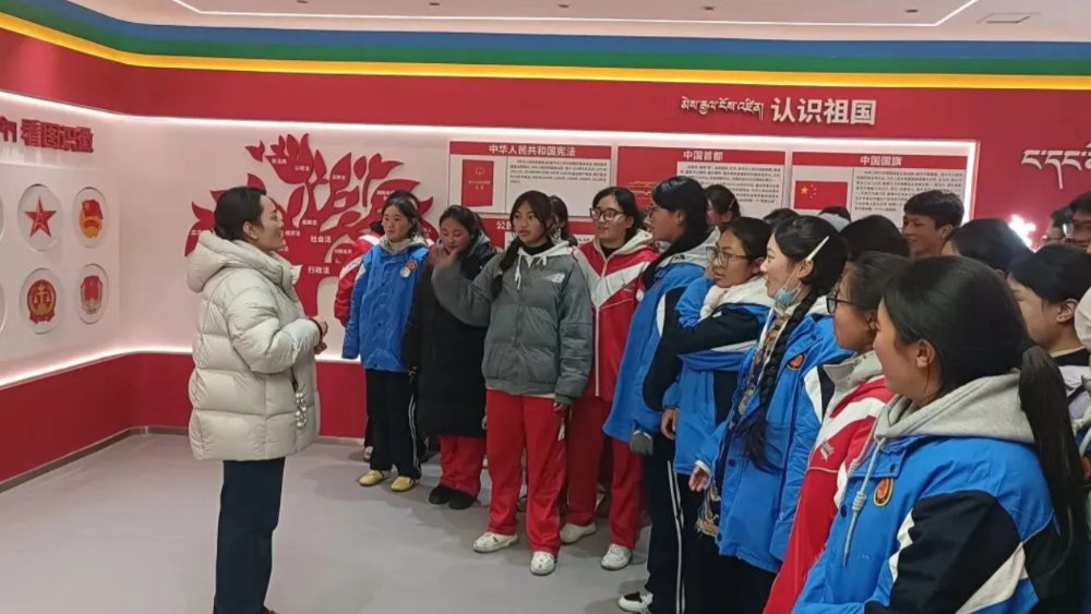 法治护航青春 基地浸润成长——甘孜县“七色光”青少年普法联盟开展专题活动