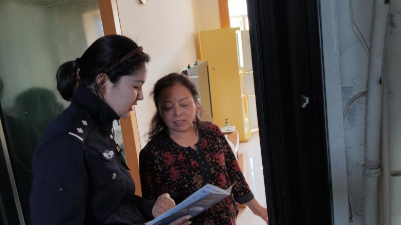 揭穿“免费领鸡蛋”骗局！新疆乌鲁木齐市公安局高新区（新市区）分局民警上门开展反诈宣传