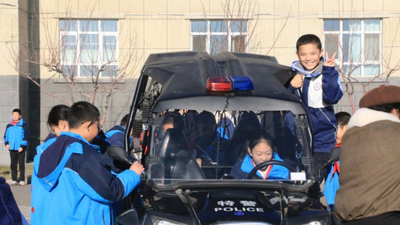 新疆伊宁市公安局：第六个中国人民警察节，师生零距离解锁特警“超能力”
