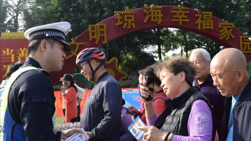 海南琼海交警持续开展“暖心护候鸟 平安伴我行”交通安全宣传系列活动