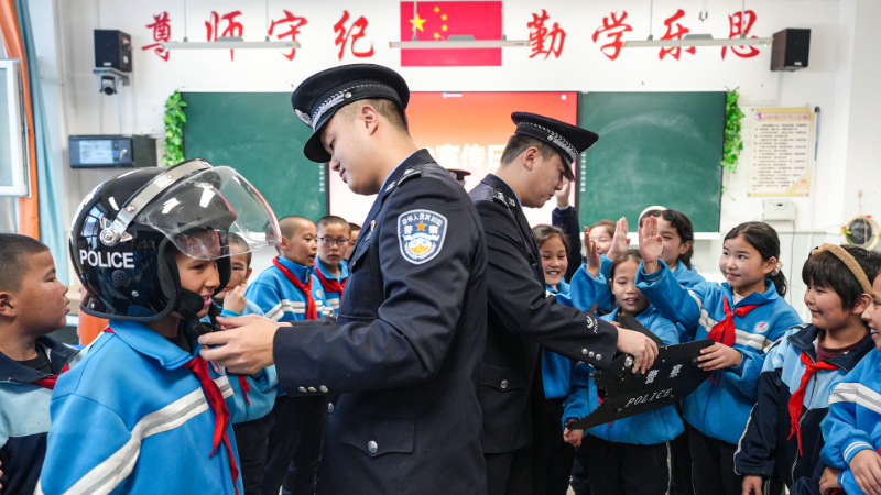 新疆阿勒泰边境管理支队塔克什肯口岸边境派出所：“110宣传”走进国门学校