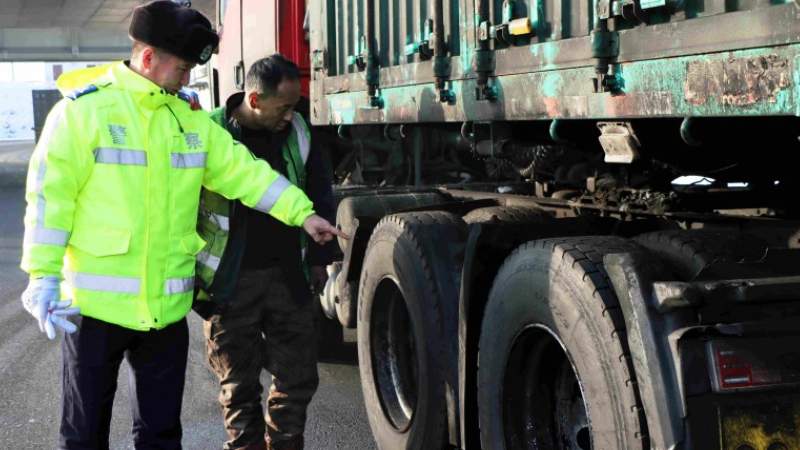 莫让货车变“祸车”——新疆奎屯公安局交警部门严查货车违法行为不手软