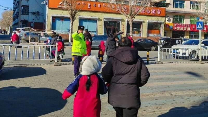 内蒙古四子王旗交警全力站好护学岗，温暖守护成长路