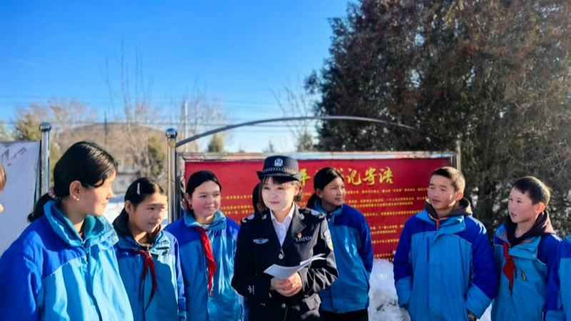 新疆昭苏县乌尊布拉克镇开展“法治护航青春”进校园主题宣传活动