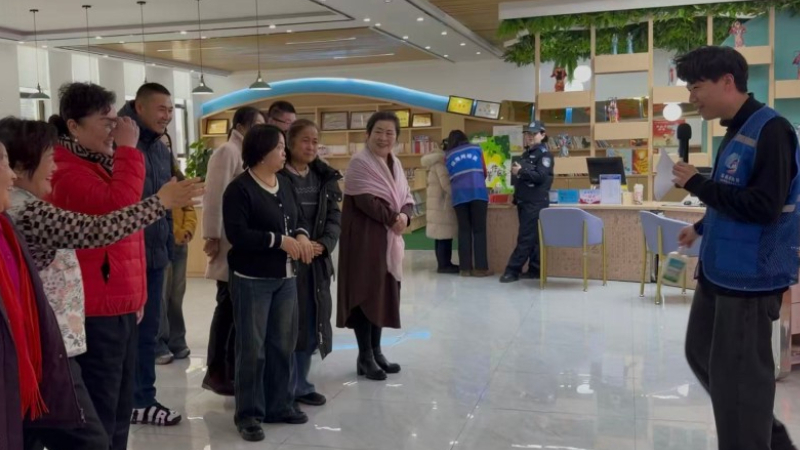 新疆福海县西城区社区：积分兑换现场巧搭普法台