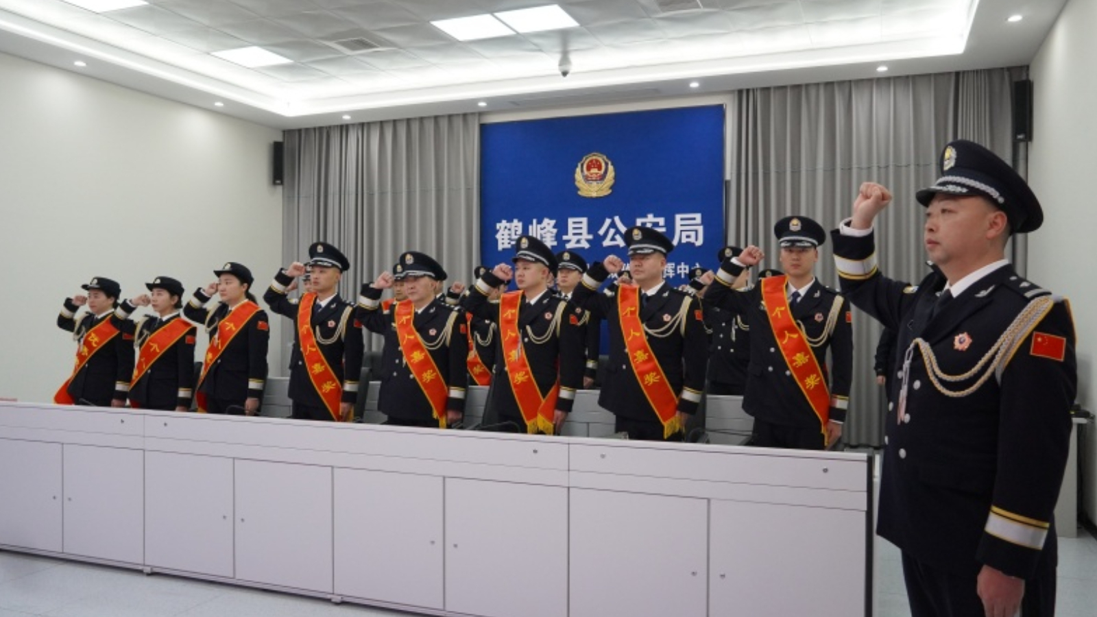 湖北鹤峰：多彩活动庆祝第六个中国人民警察节
