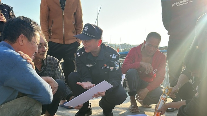 海南潭门：反走私宣传上渔船 普法课堂开到海岸线