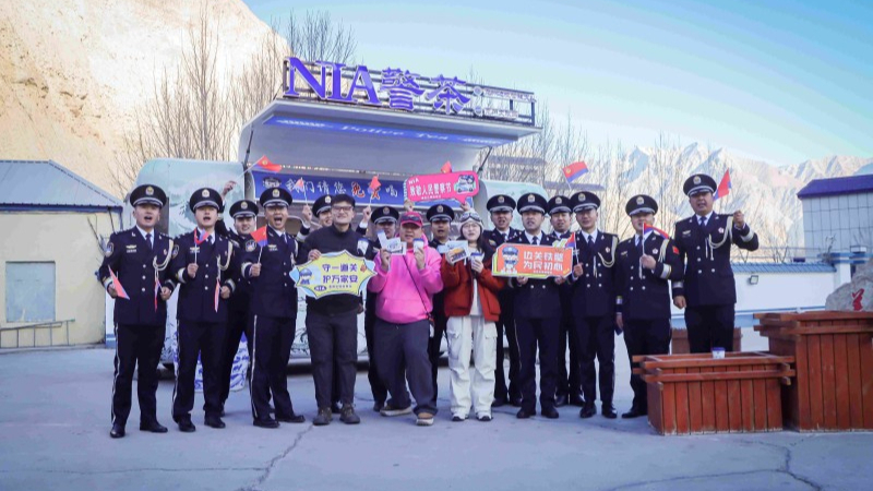 新疆克州边境管理支队盖孜边境检查站 ：帕米尔高原上，警民共庆警察节