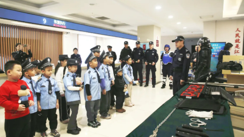 吉林省延吉市法院：“萌娃‘探’警 与法‘童’行”