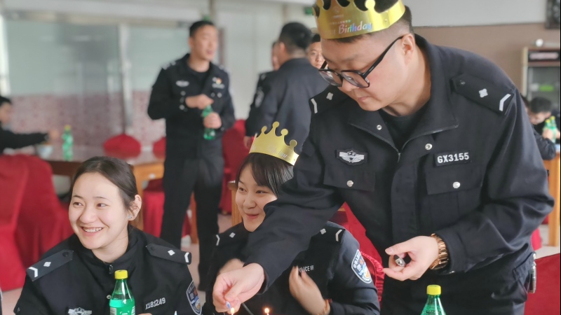 新疆乌鲁木齐市高新区（新市区）高新街街道派出所：警察节遇上生日会 双倍喜悦温暖警营