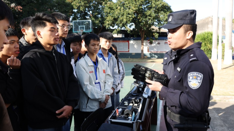 海南省公安厅反走私和海岸管理总队第七支队开展“110警营开放日”活动