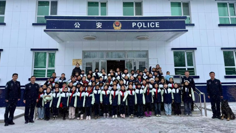 新疆塔城边境管理支队二工镇派出所：警营开放日洋溢童真欢笑