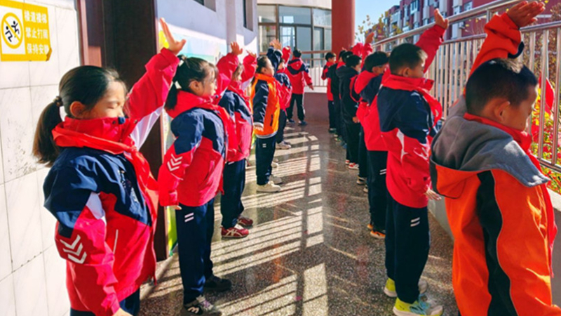 校园护眼不搞“花架子”！淄博这所小学的“户外远眺操”藏着最实在的守护