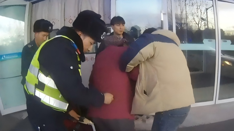 新疆伊宁市公安局：这些彷徨的瞬间，总有抹身影能让你安心