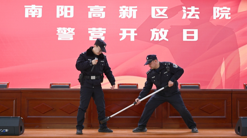 河南省南阳市高新区法院“警营开放日” 萌娃变身“小卫士”