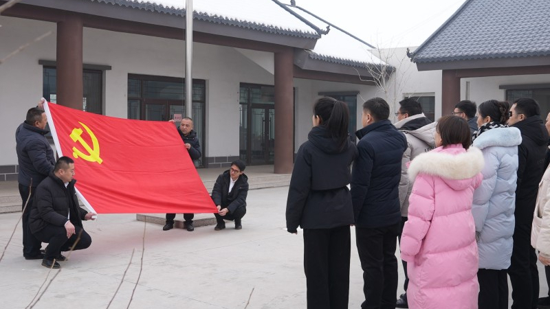 新疆乌苏市委政法委党支部联合八十四户乡党家庄村党支部开展主题党日活动