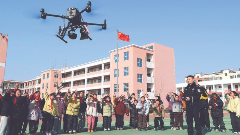 “空中警察” 进校园