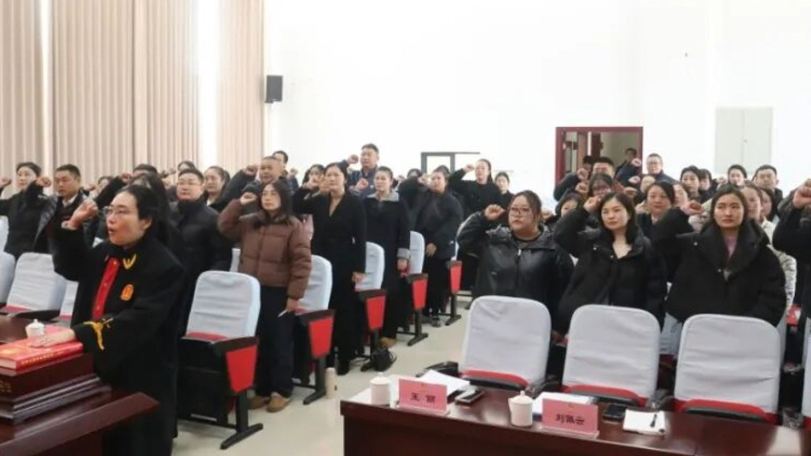 成都彭州法院新任人民陪审员宣誓就职，岗前培训助力司法公正