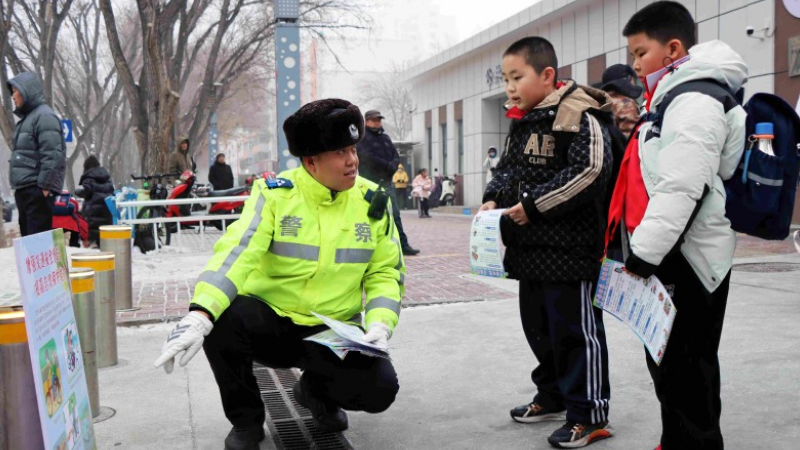 新疆奎屯交警进校园，守护“一老一小”平安路