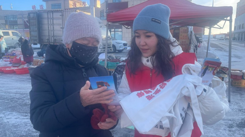 新疆福海县福海镇司法所《中华人民共和国民法典》专题普法进集市