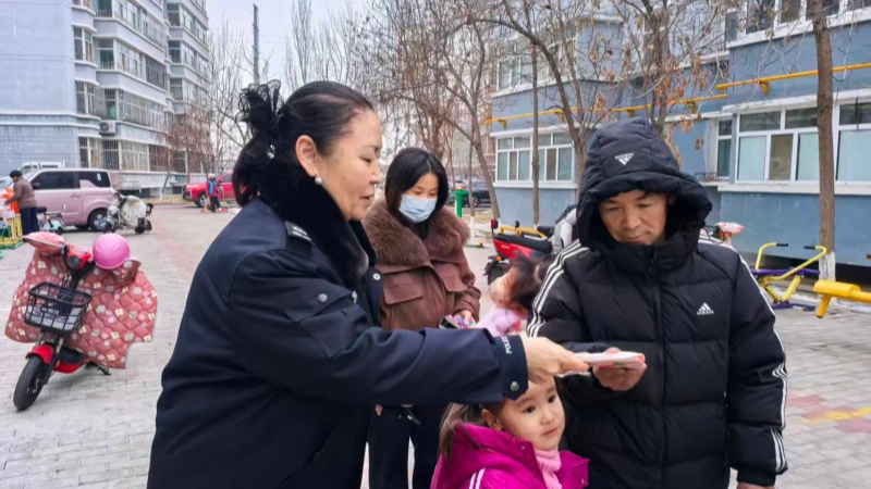 新疆霍尔果斯市司法局亚欧东路司法所：小区普法零距离 法治惠民心贴心