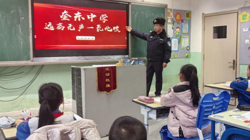新疆奎屯市公安局多措并举送法治进校园