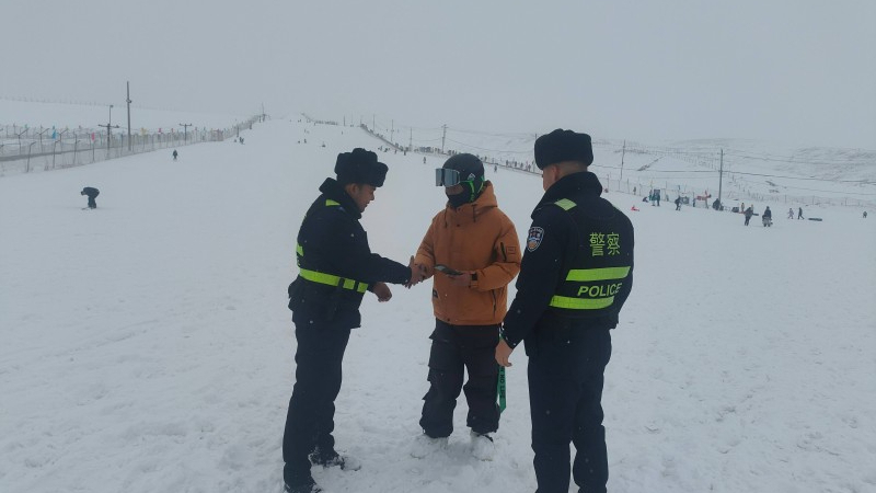 新疆伊宁市公安局英也尔镇派出所雪场里“挖”出手机，获游客点赞！