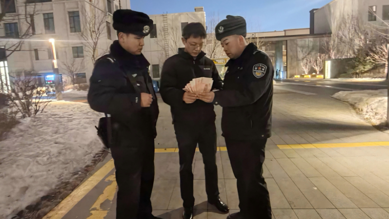 5000元现金从24楼散落，新疆乌鲁木齐市万佳便民警务站民警3小时找回3000元