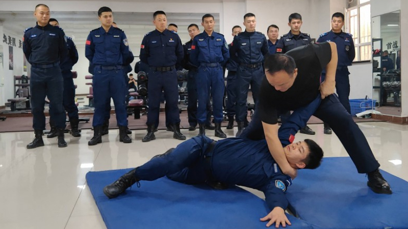 三十载，他把青春炼成平安盾——记新疆伊宁市公安局特警大队队长徐臣的初心坚守