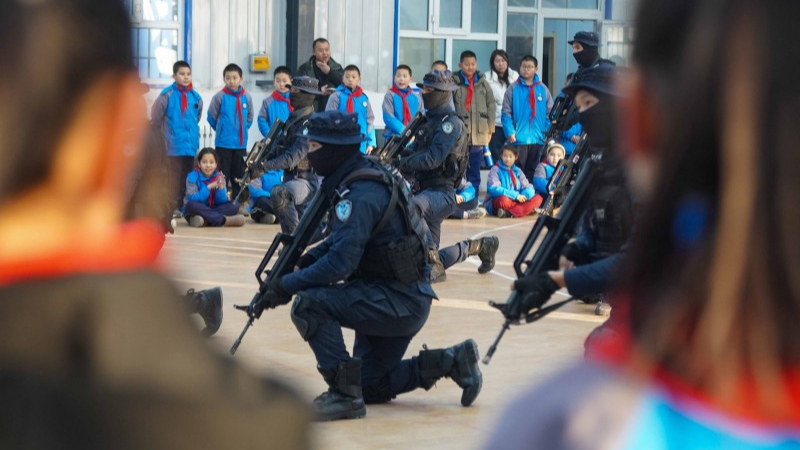这堂“行走的课堂”超燃！新疆轮台公安“警营开放日”播撒平安种子