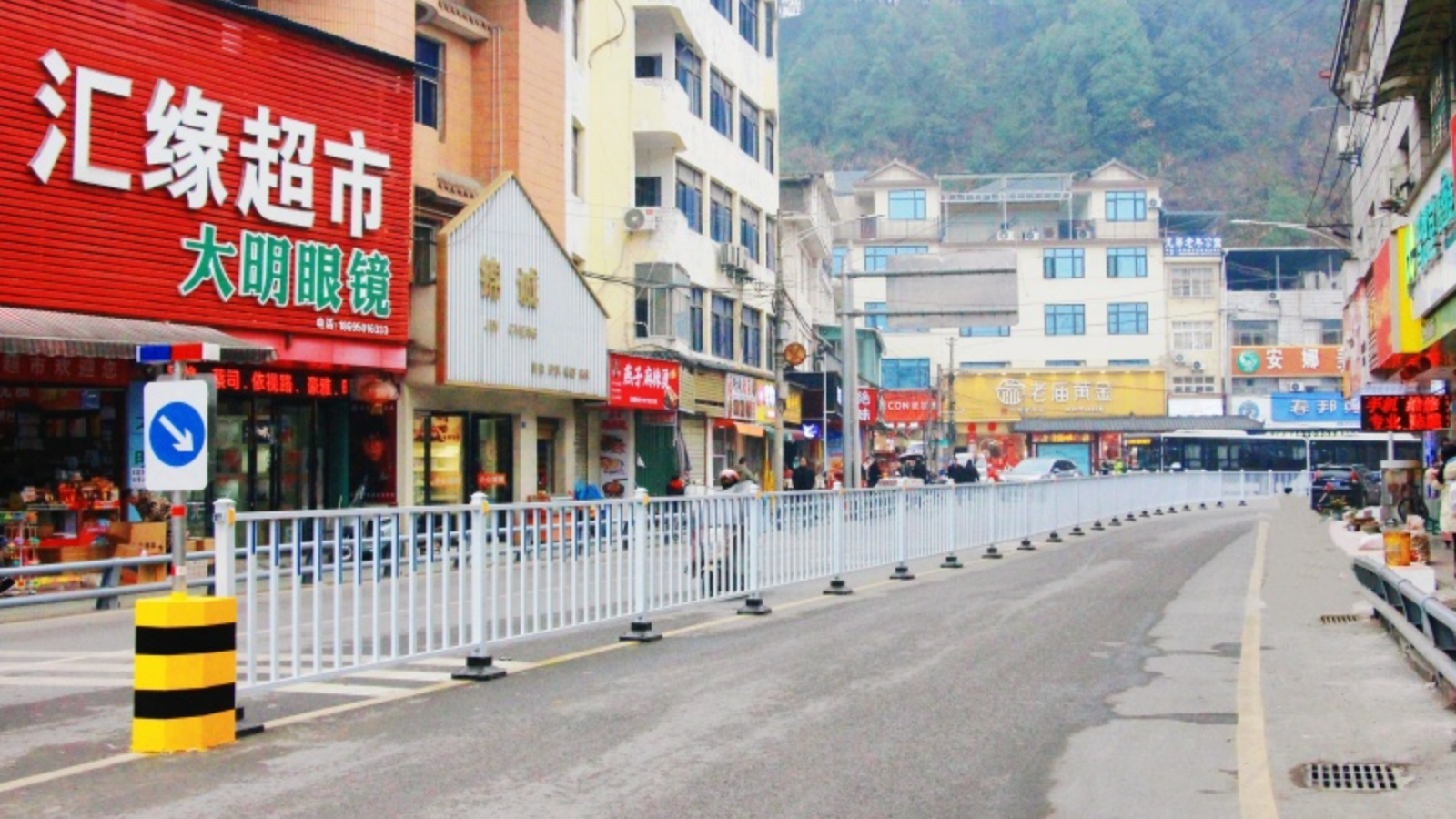 湖北恩施市龙凤镇：护栏护出安全路，弱电织就新城貌