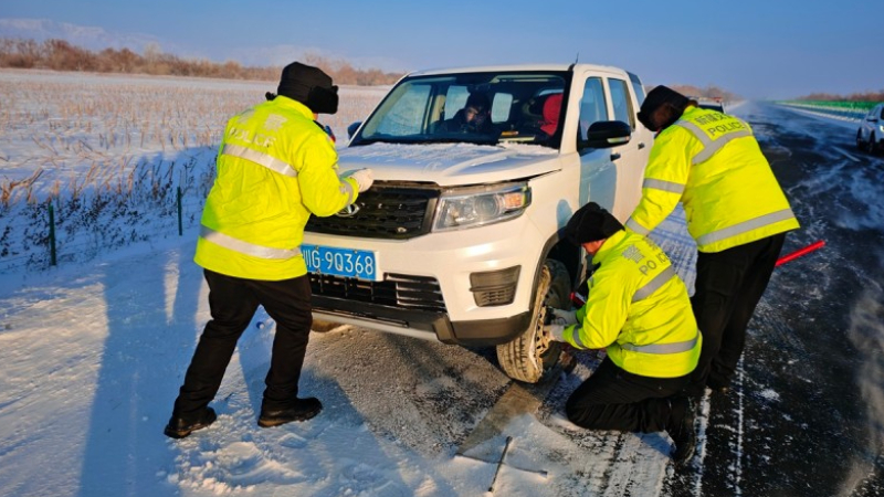 极寒砺初心 警暖雪都情——新疆阿勒泰公安顶风冒雪守护群众平安纪实