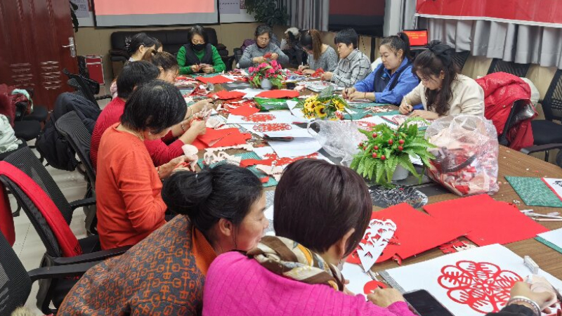 新疆生产建设兵团第七师胡杨河市一二八团“群众法治大培训”融入非遗剪纸