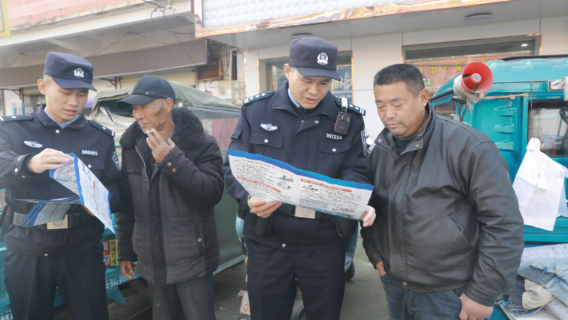 泗县经侦大队联合派出所民警走进街头巷尾 多形式开展打击传销宣传活动