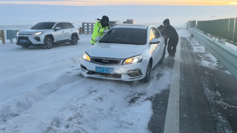 新疆阿勒泰地区福海县：警民雪中合力推车护航